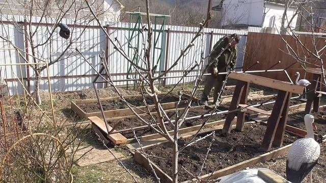 # 54. Место под уборочный инвентарь. Начал делать высокие грядки. Приготовил плов.