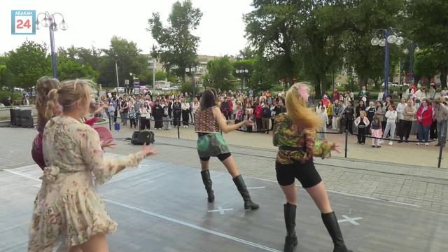 Музыкальное событие «Опен-эйр» прошло на площади Абаканского Дворца Молодежи