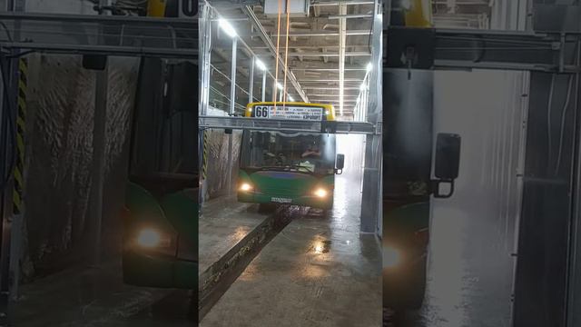 Автоматическая грузовая автомойка АСА, моет городской автобус