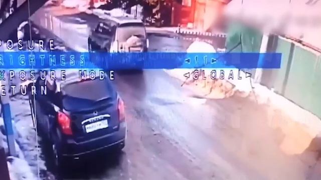 На видео ФСБ  белый Renault Symbol, на котором террористы, устроившие стрельбу в Крокусе, уезжали из