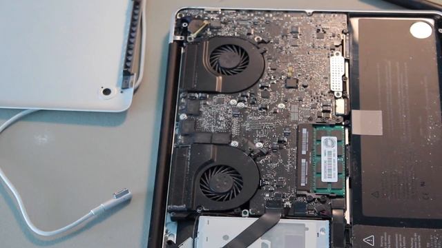 Unboxing a Macbook From 2010! Retro OSX Server Installation | TSL