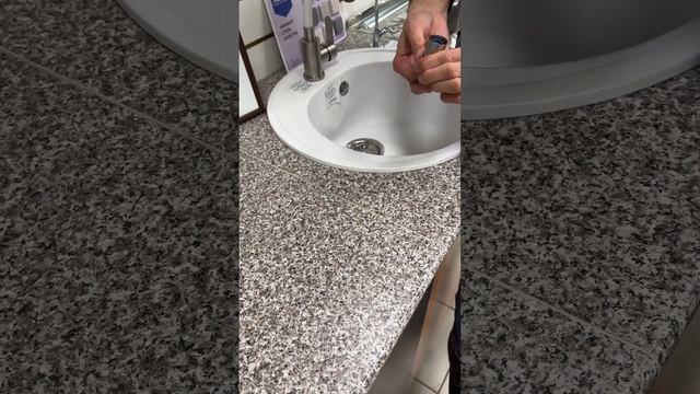 Замена аэратора (распылителя) на кухонном смесителе с гибким изливом.