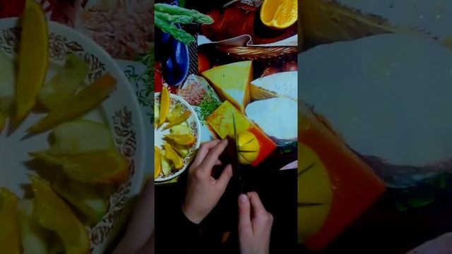 Фруктовая тарелка в форме лилии.