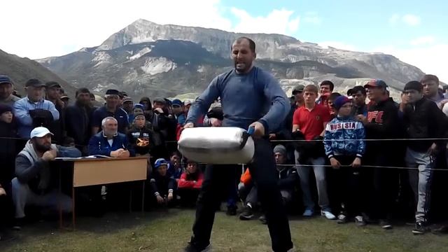 Победитель по поднятию 50 кг мешка Шамиль из с.Тандо