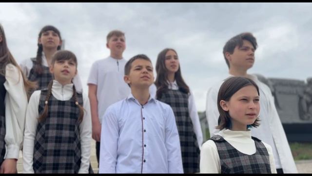 Дети Донбасса на Саур- Могиле поют "День Победы" .mp4