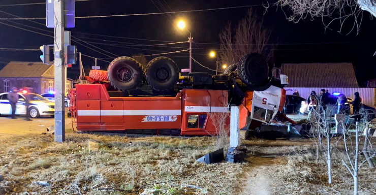 В Астрахани столкнулись пожарная машина и маршрутка, погиб сотрудник МЧС