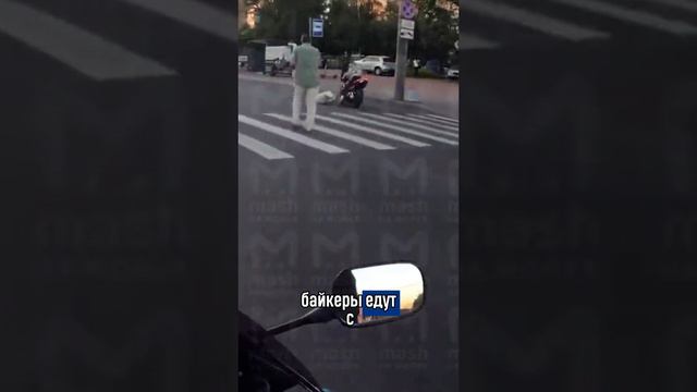 Лихач на мотоцикле сбил пенсионерку на пешеходном переходе в Петербурге