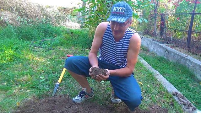 В земле был самородок
