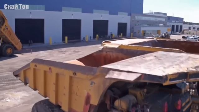 Один из самых больших самосвалов в мире. 
Caterpillar 797