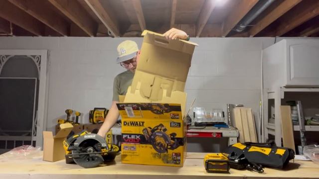 Unboxing DeWalt 60v Flex Volt Circular Saw Kit | DCS578X1