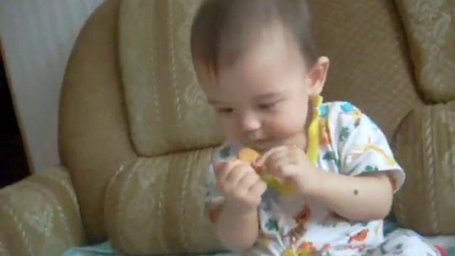 Яна кушает Хлеб