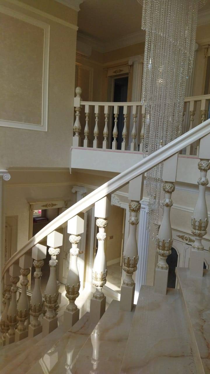 Шикарная лестница в классическом стиле, установлена в г. Краснодар от компании "Дубук"