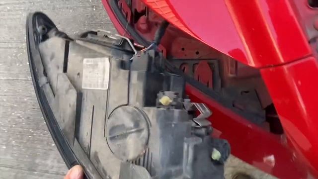 Volvo S40 headlamp bulb replacement