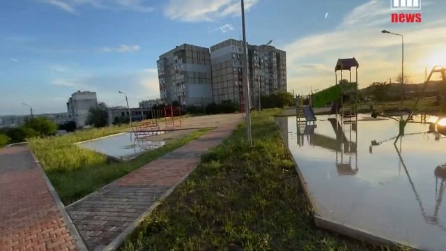 На детской площадке в Керчи появился бассейн