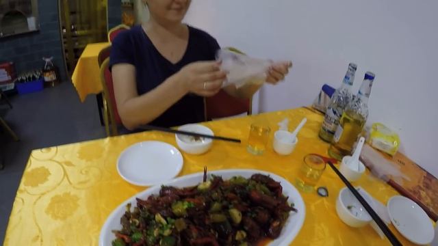 Еда в Китае. Кушаем раков с пивом.