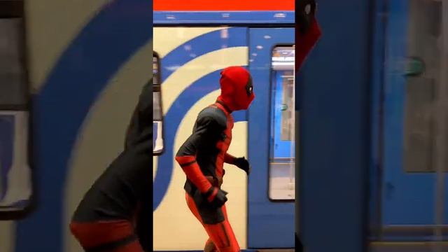 ДЭДПУЛ быстро бежит в МЕТРО