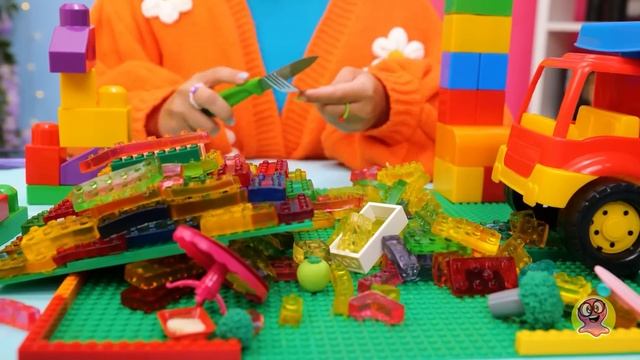 Челлендж: строим дом из разноцветных желейных кирпичиков!