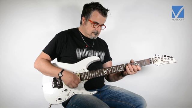 Un esperimento pazzo: l'Ibanez Jem Steve Vai con corde da Jazz?