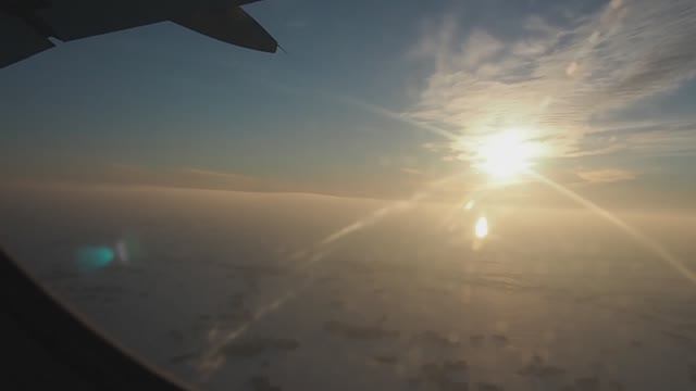 Взлет самолета в аэропорту Толмачево (Новосибирск) на закате в марте.