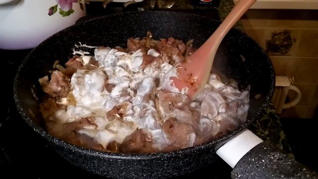 Печень в сметане Куриные сердечки и печень в сметане с луком
