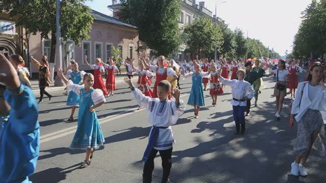 Сызрань. Фестиваль «Сызранский помидор» 2022. Шествие. Видео 3.