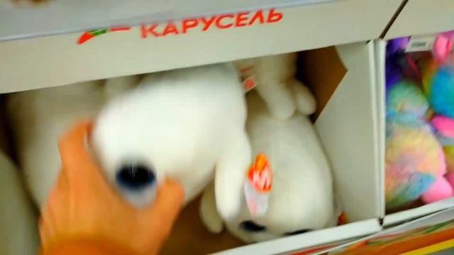 Лев выбирает одежду стреляет с детского игрушечного пистолета смотрит игрушки и покупает киндер