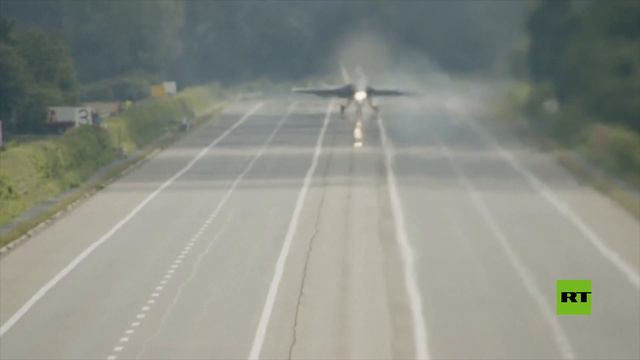 شاهد.. مقاتلات سويسرية تتدرب على الهبوط على طريق سريع
