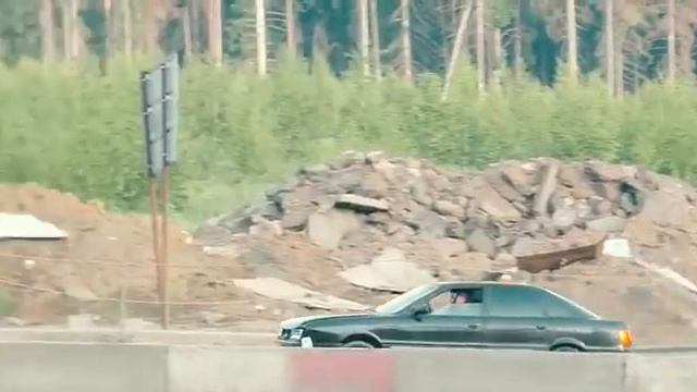 Эдвард Бил разбил полицейскую машину. Эдвард Бил в розыске Врезались в полицейскую машину