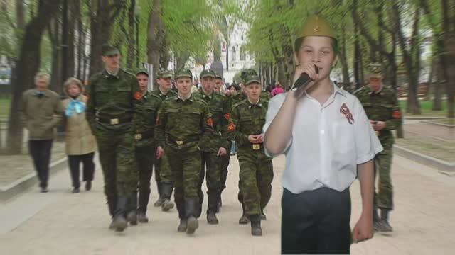 Чернорай Денис  "Идет солдат по городу "