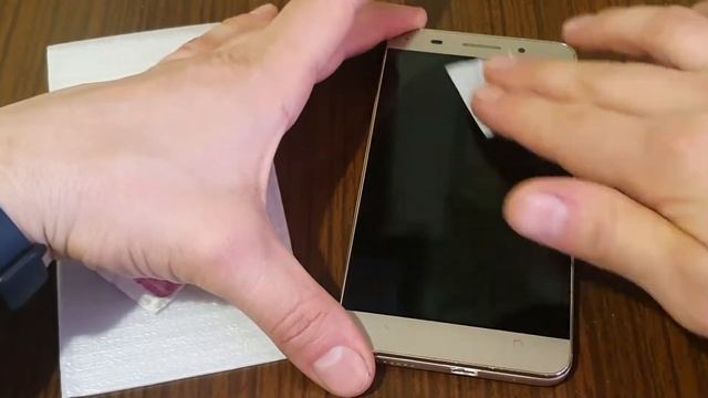 Почему не получается наклеить защитное стекло?