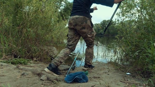 КРУПНЫЙ КАРАСЬ В ИЮНЕ на реке, комары не дают рыбачить