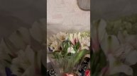 Когда букетов подарили много. А как вы размещаете много букетов в доме?