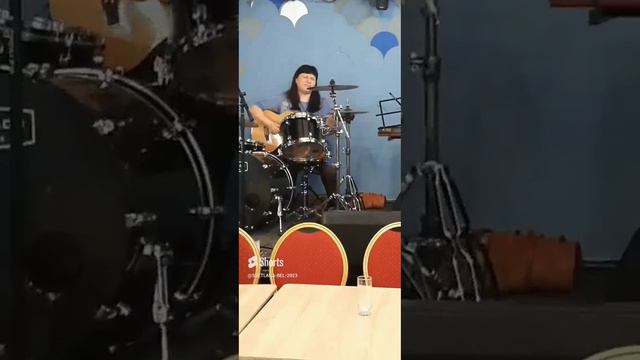 🟠 Светлана Белякова поёт в ресторане свою авторскую  песню..