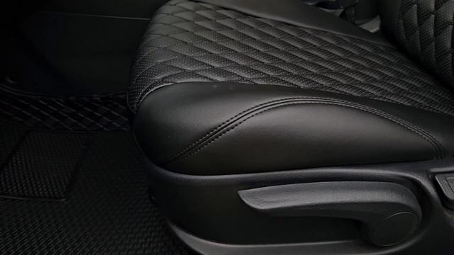 Чехлы на сиденья Hyundai Solaris 2 - из экокожи черные с черной ниткой (Стандарт) + 5D Ковры Премиум