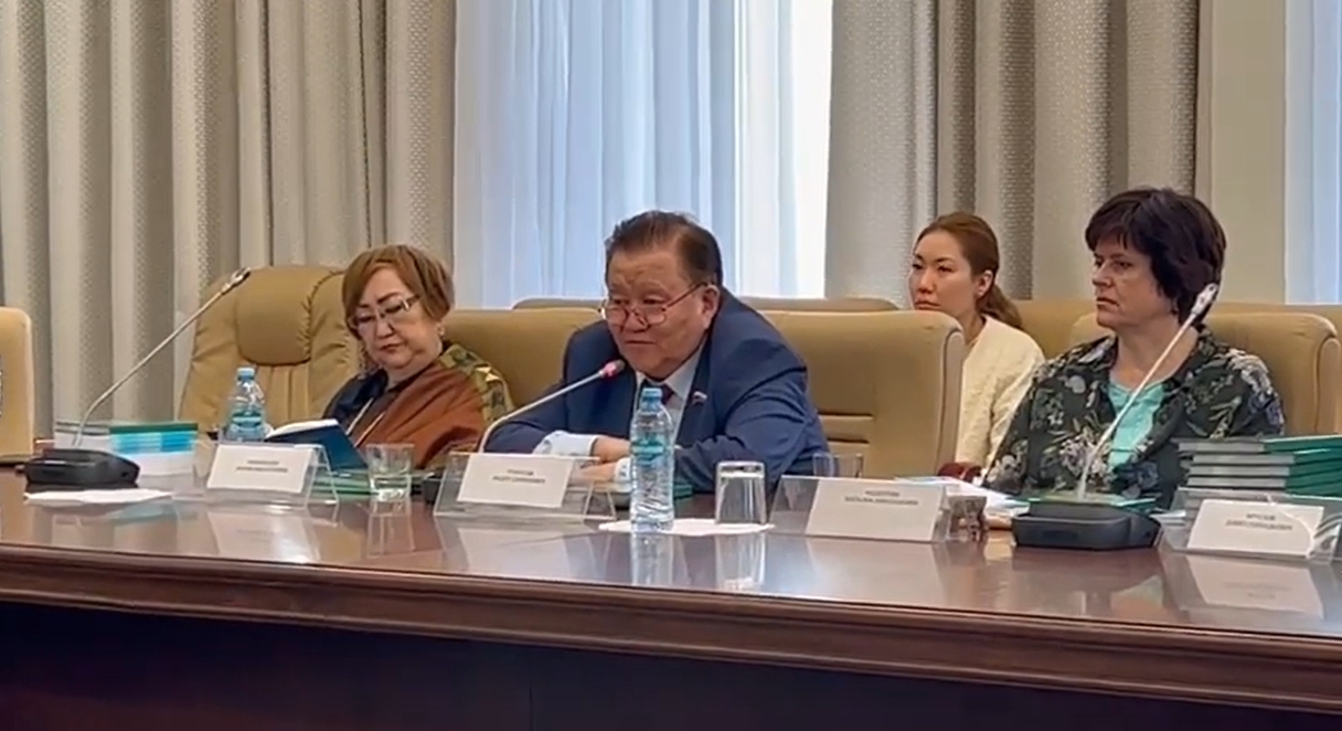 Ф.С.Тумусов принял участие и выступил на презентации книги о семейной политике в Постпредстве Якутии