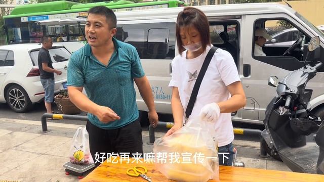 大姐摆摊太疯狂！160斤荔枝被一抢而空，两口子就算再累也值得【乡村大姐】
