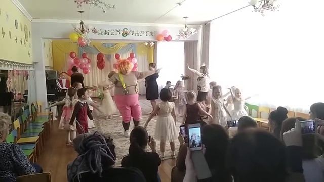 Утренник, посвященный 8 марта в симином детсаду