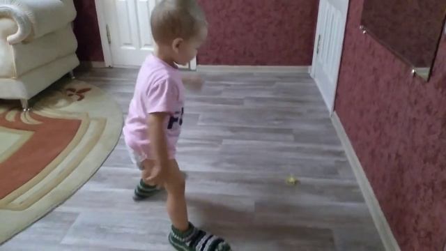 Внучка Полиночка в носках..mp4