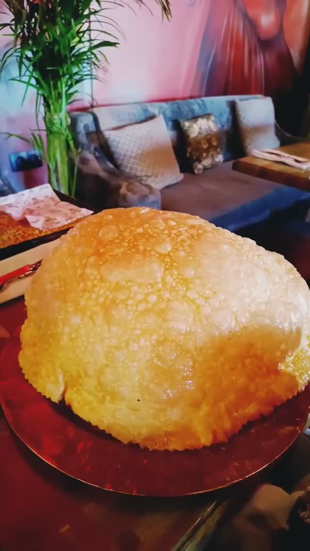 Большой чебурек. Едим с удовольствием. В ресторане / Restaurant #москва #чебурек #еда #ресторан