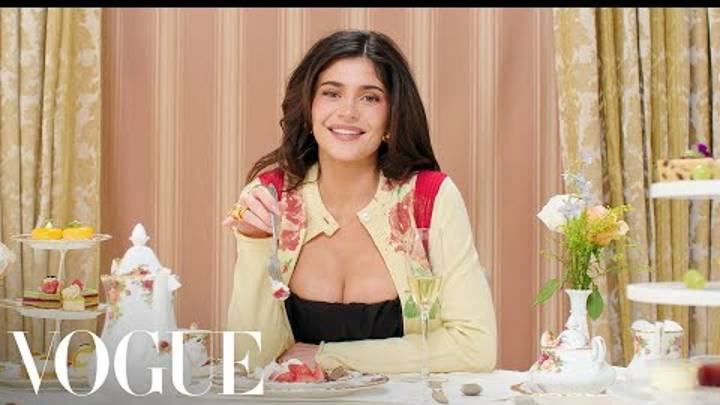 (Кайли Дженер) Kylie Jenner Eats 11 English Dishes ｜ Vogue 
Кайли Дженер новый выпуск Vogue