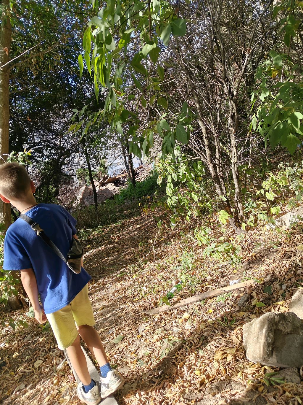 идём разваленную заброшку