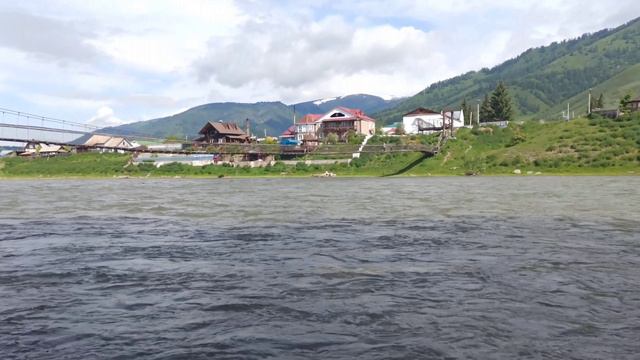навесной мост в центре села Усть-Кокса