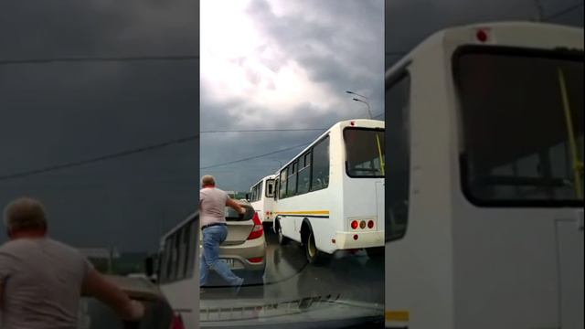 Водитель пнул автобус