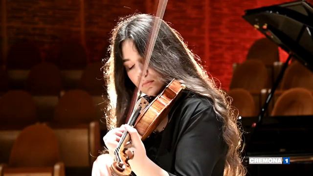 Sara Zeneli suona Brahms - violino A.Stradivari 1715 "il Cremonese"