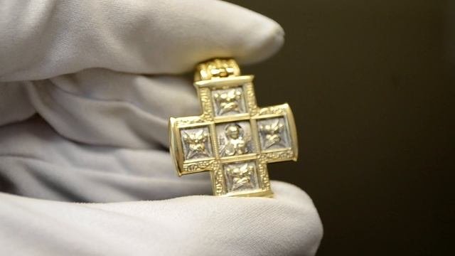 Золотой крест-образок с чернением Господь Вседержитель и сцены жития великомученика Пантелеимона