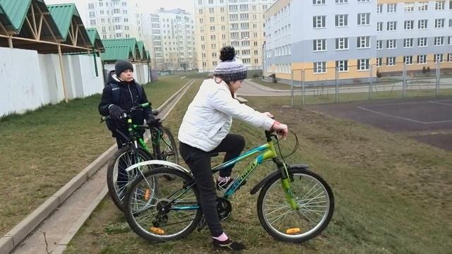 Я с лучшими друзьями котаюсь  на великах