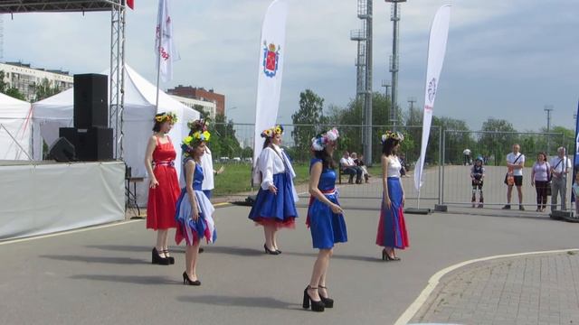 Барышни из театра моды «Шарм» танцуют в честь России.