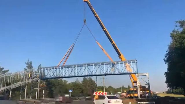 Монтаж пролетной конструкции надземного пешеходного перехода  через а/д Оренбург-Орск п. Пригородны