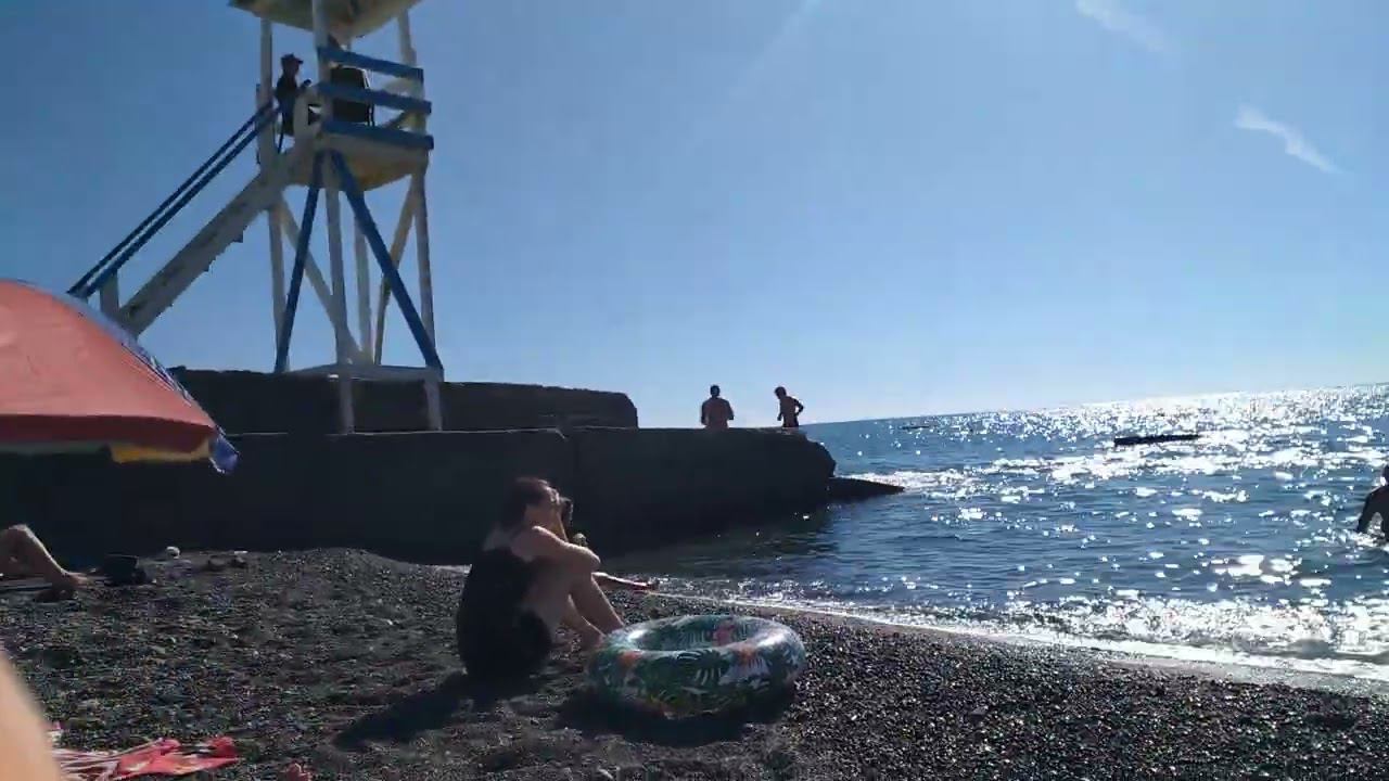 Грею пузо на шезлонге перед штормами. Адлер 11.09.2022