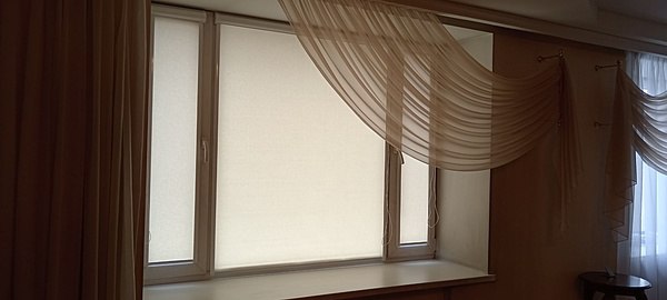 Кассетные рулонные шторы в гостиную, в красивой белой ткани Перл